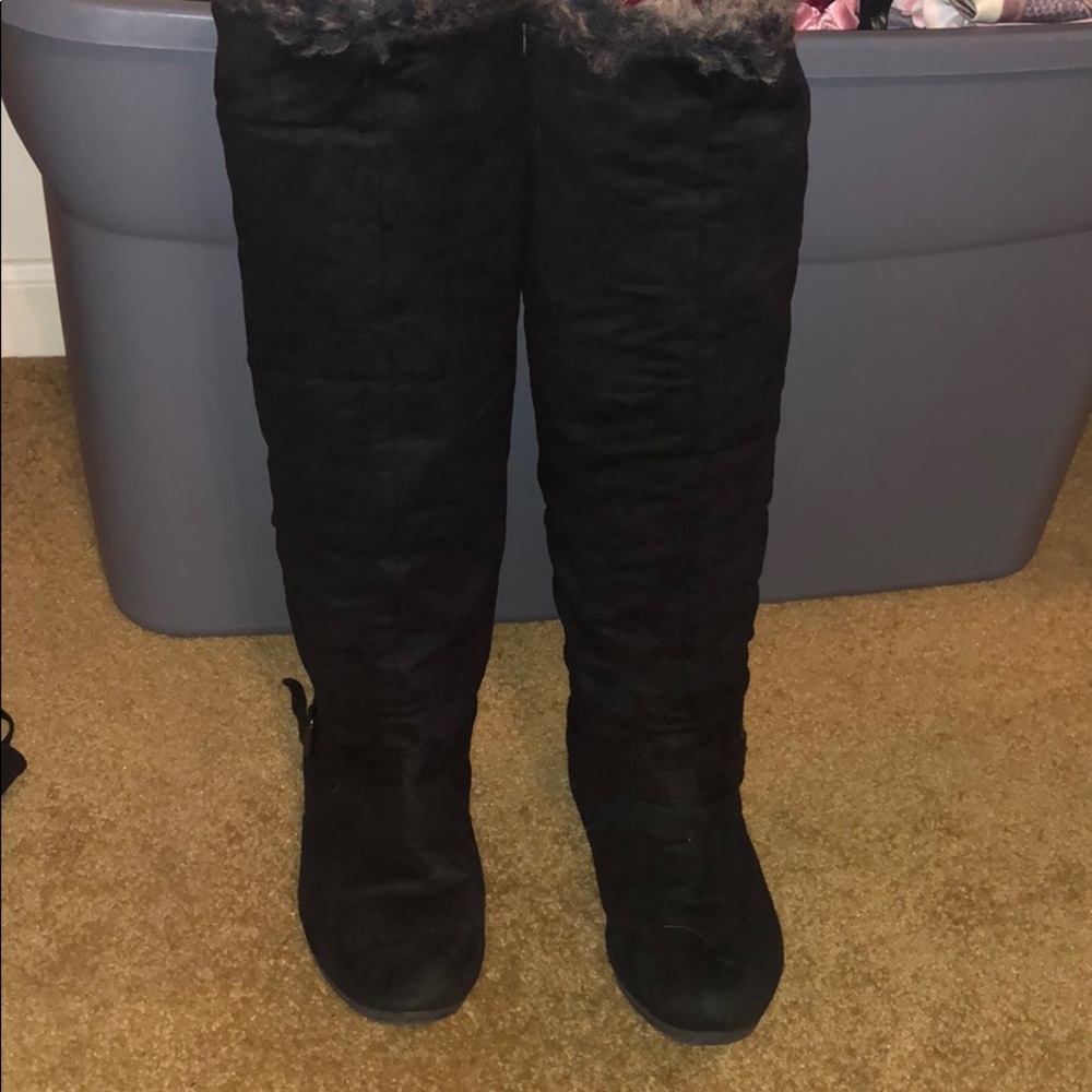 Black winter boots